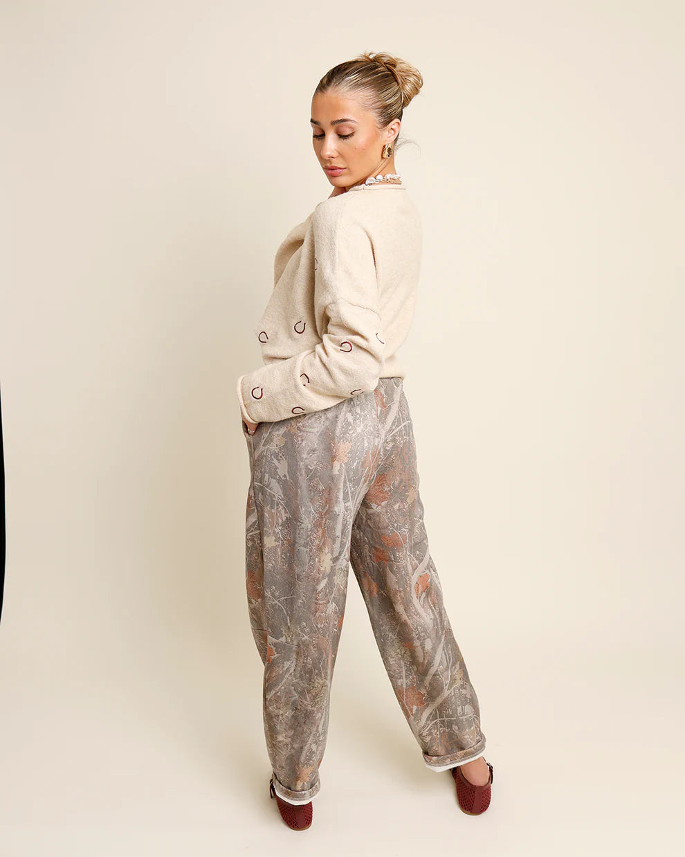 HIP CRUSHING ON CAMO BARREL SWEATS