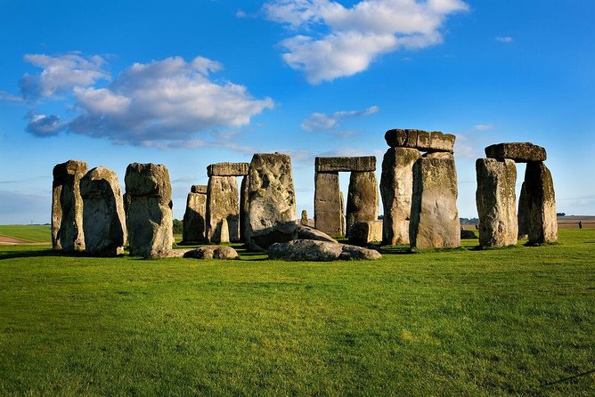 Stonehenge, Windsor Castle and Bath with Pub Lunch in Lacock